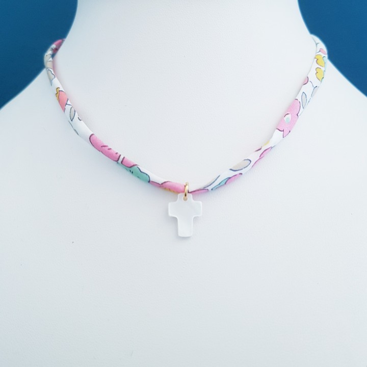 Collier croix nacre
