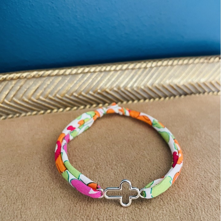 Bracelet coulissant croix trilobée.