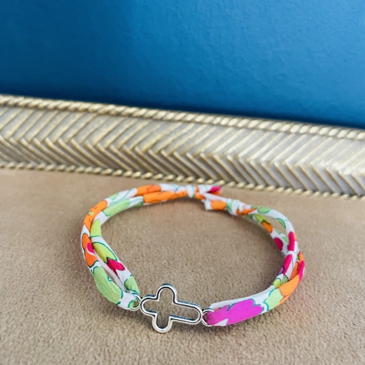 Bracelet coulissant croix trilobée.