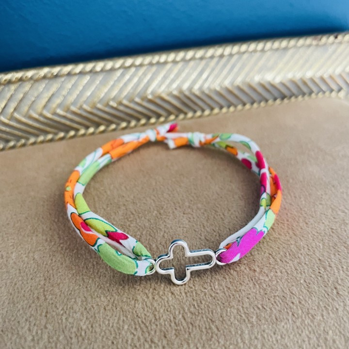 Bracelet coulissant croix trilobée.