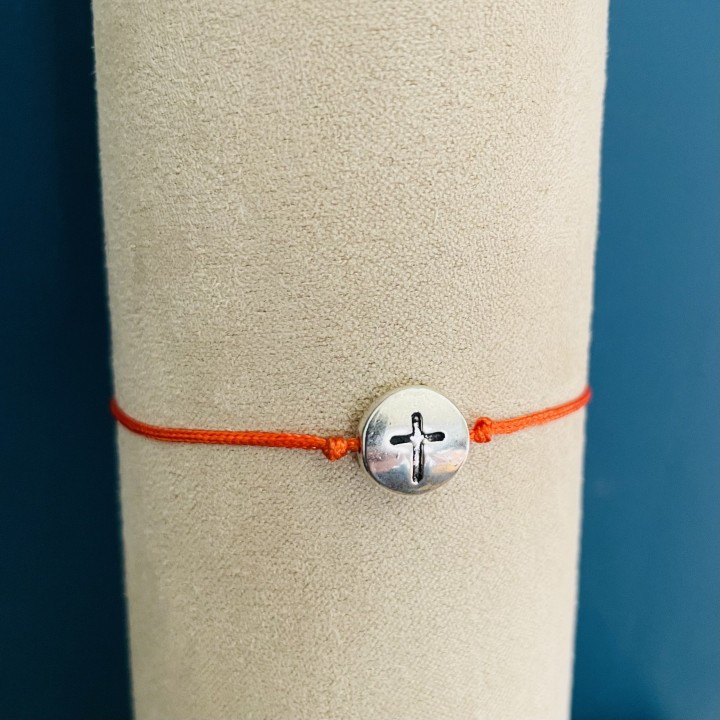 Bracelet coulissant médaille croix argentée.