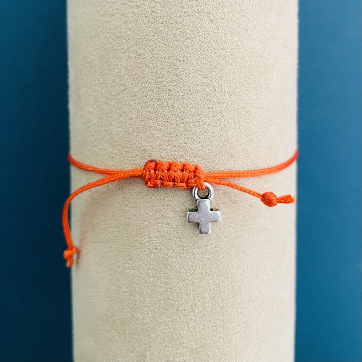 Bracelet coulissant médaille croix argentée.