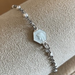 Bracelet chaine rosaire argenté et blanc avec une médaille ancienne émaillée de la Vierge Marie.