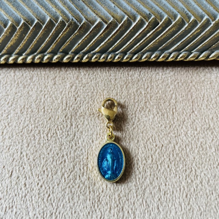 Breloque médaille miraculeuse émaillée.