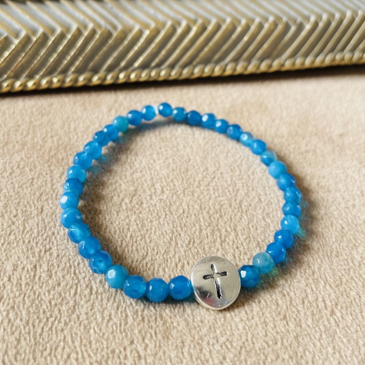 Bracelet élastique croix acier argenté.