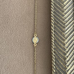 Bracelet sur chaine acier doré.