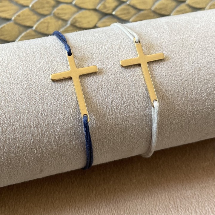 Bracelet croix et cordon.
