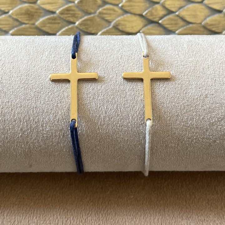 Bracelet croix et cordon.