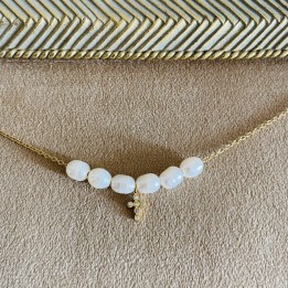 Collier ras de cou croix et perles de nacre.