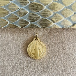 Médaille Saint Benoit plaqué or.