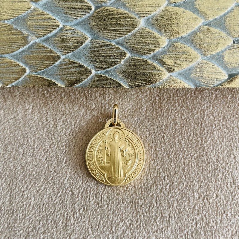 Médaille Saint Benoit plaqué or.