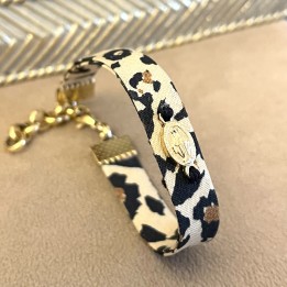Bijoux religieux: bracelet au tissus léopard et médaille miraculeuse plaqué or.