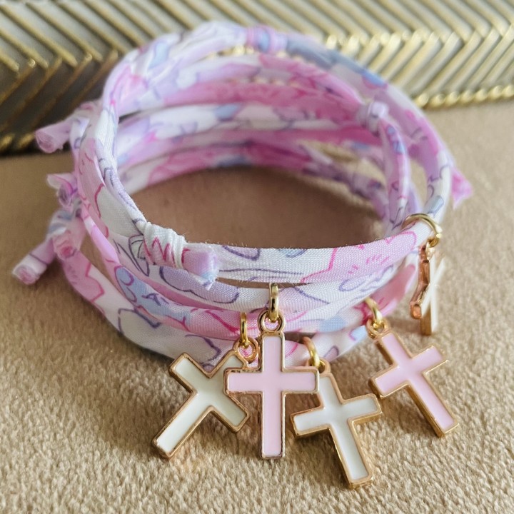 Bijoux religieux: le bracelet Liberty  croix émaillée rose ou blanche.