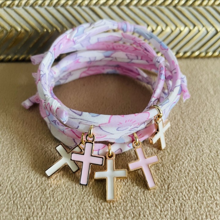 Bijoux religieux: le bracelet Liberty  croix émaillée rose ou blanche.