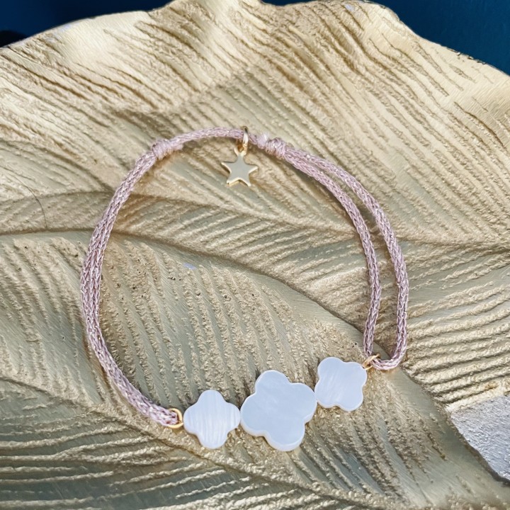 Bijoux religieux: ce bracelet  est orné d'une jolie croix en pure nacre.