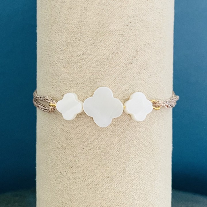 Bijoux religieux: ce bracelet  est orné d'une jolie croix en pure nacre.