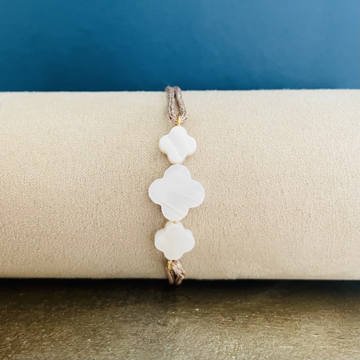 Bijoux religieux: ce bracelet  est orné d'une jolie croix en pure nacre.