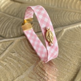 Bracelet religieux avec son ruban vichy et sa médaille miraculeuse.