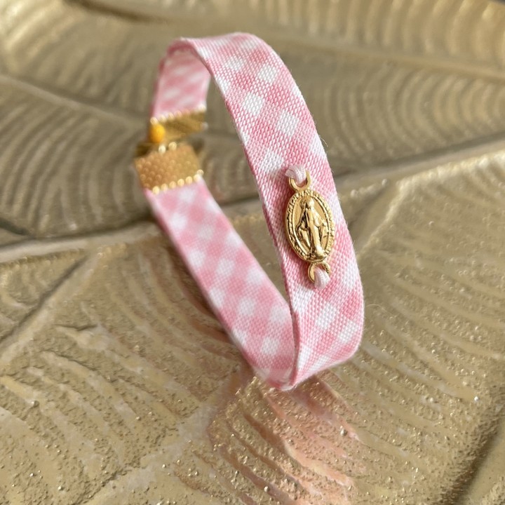 Bracelet religieux avec son ruban vichy et sa médaille miraculeuse.