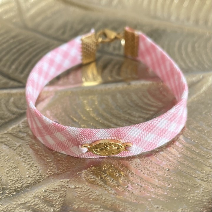 Bracelet religieux avec son ruban vichy et sa médaille miraculeuse.
