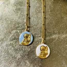 Un collier religieux pour les enfants orné de la médaille de Jésus Roi d'Amour.
