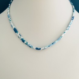 Collier Liberty Wiltshire outremer pour porter sa médaille religieuse.