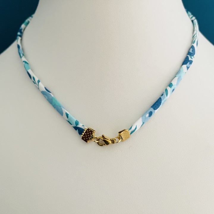 Collier Liberty Wiltshire outremer pour porter sa médaille religieuse.