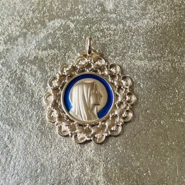 Magnifique médaille ronde dentelle de la Vierge Marie émail époxy bleu.