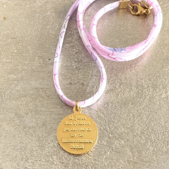 Collier petit Jésus Roi d'Amour, joli cadeau pour les fêtes de la Foi.