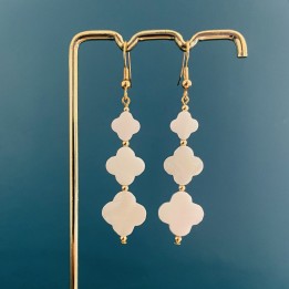 Boucles d'oreilles Olympe avec trois  croix de nacre blanche superposées.