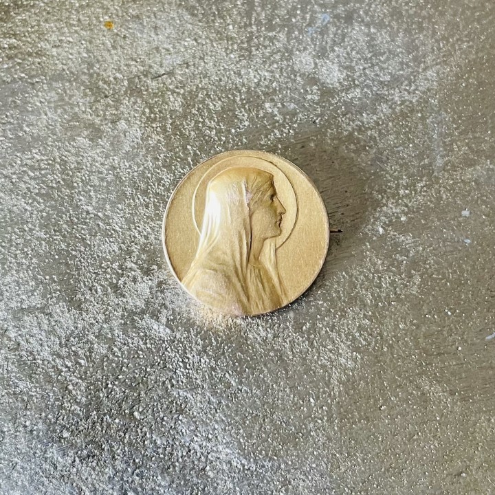 Magnifique broche ronde de la Vierge Marie en plaqué or fix  poinçonnée.