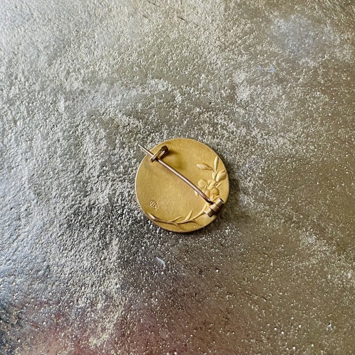 Magnifique broche ronde de la Vierge Marie en plaqué or fix  poinçonnée.