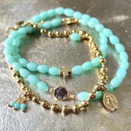 Bijoux religieux vert onyx avec une  médaille miraculeuse plaqué or.