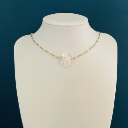 Collier religieux: " Médaille de Marie" en nacre et chaine rosaire.