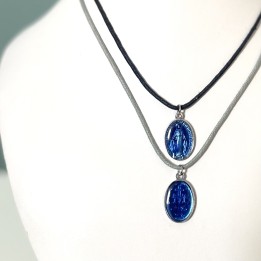 Jolie médaille miraculeuse en résine bleue sur un cordon coton à nouer.