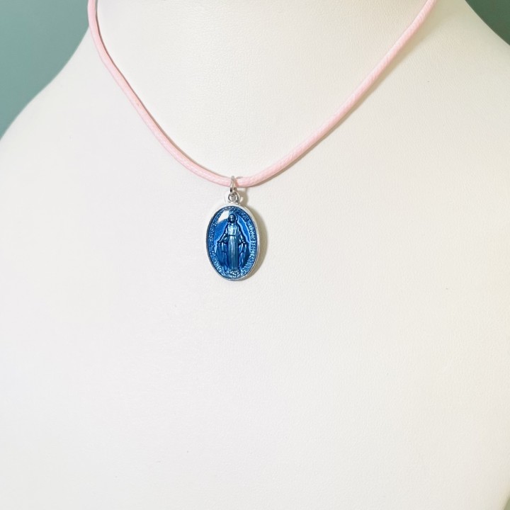 Jolie médaille miraculeuse en résine bleue sur un cordon coton à nouer.