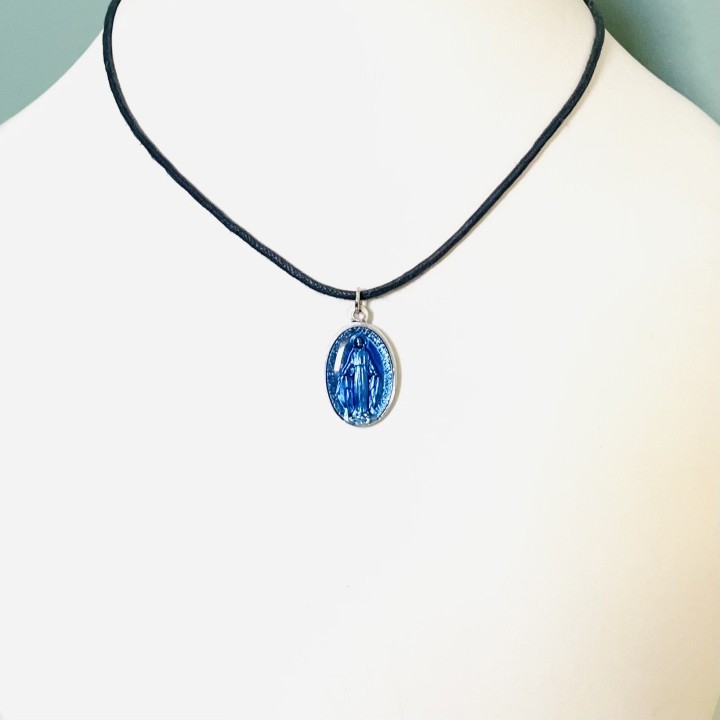 Jolie médaille miraculeuse en résine bleue sur un cordon coton à nouer.