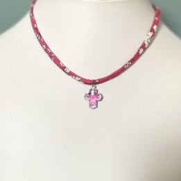 Collier cordon Liberty rose et sa croix dix sujets et perle de nacre.