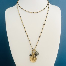 Pendentif de la Madone noir et or, perles de cristal sur chaine rosaire.