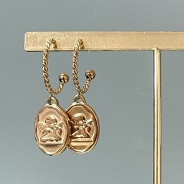 Bijoux religieux: boucles d'oreilles anges Michaelo et supports torsadés.