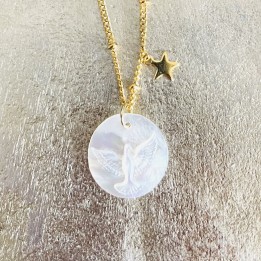 Collier religieux: " Médaille du Saint Esprit " en nacre et chaine rosaire.