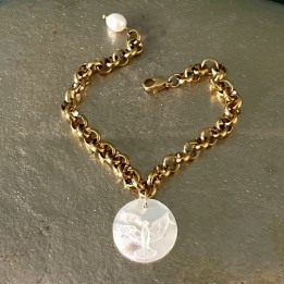 Bracelet Rita, mettant en valeur la médaille en nacre du Saint Esprit.