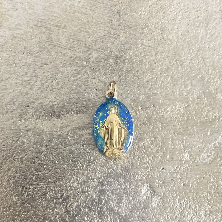 Médaille miraculeuse pailletée or , fond bleu lagon.