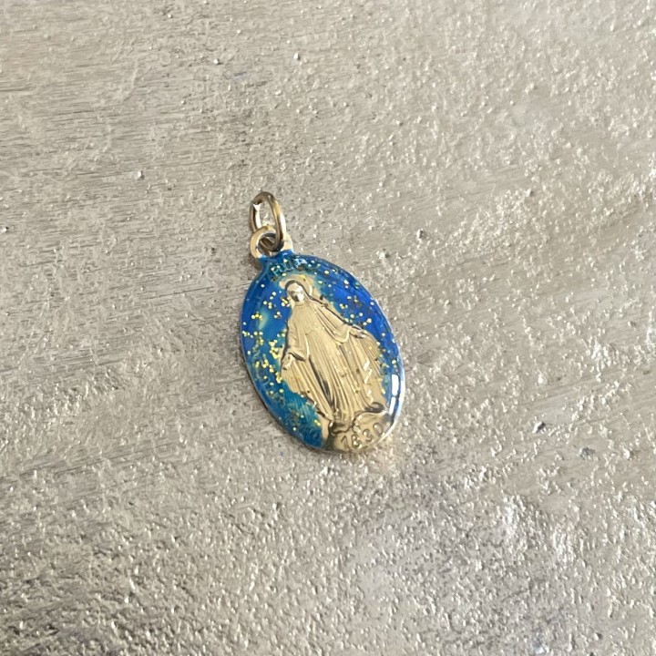 Médaille miraculeuse pailletée or , fond bleu lagon.