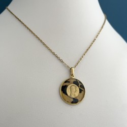 Collier Kibeho en hommage à la Vierge Marie réalisé à partir d'une médaille ancienne.