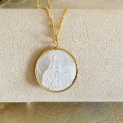 Collier religieux de la  Vierge Marie en pure nacre.