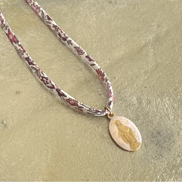 Pendentif Liberty et médaille miraculeuse.