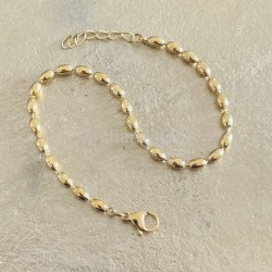 Joli bracelet fin et doré: la maille grain de riz.