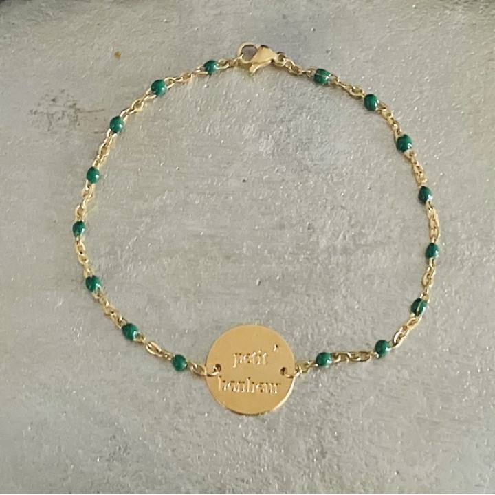 Mon bracelet "Petit Bonheur" et sa chaine rosaire orné de sa médaille plaqué or.