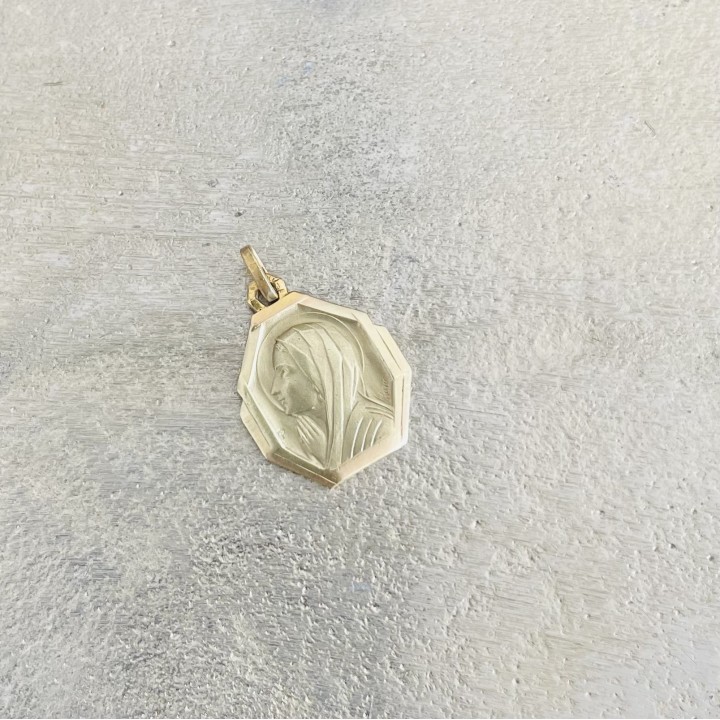 Très jolie médaille plaqué or, un  bijoux religieux époque Art Déco.